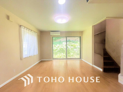 (現地には家具があります)