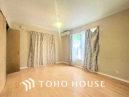 (現地には家具があります)