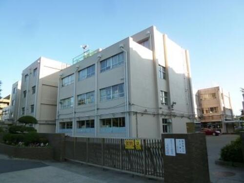 世田谷区立千歳中学校まで1400m ・思いやりをもち、互いに助け合う生徒の育成　・深く考え、互いに学び合う生徒の育成　・素直で、心身共に健康な生徒の育成