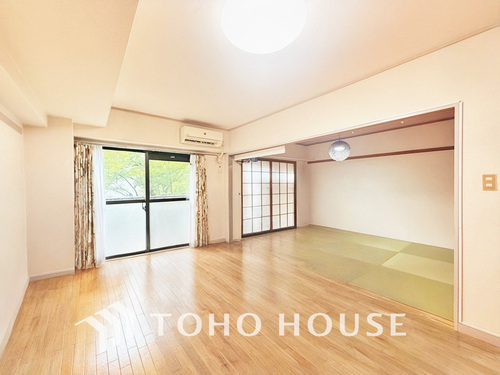 （現地には家具があります）