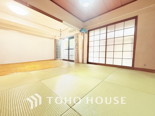 （現地には家具があります）