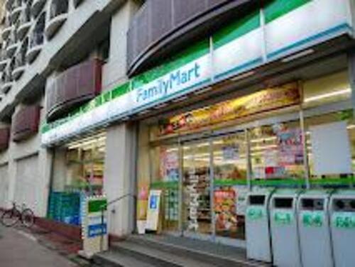 ファミリーマート新宿中央公園店まで71m ・地域に寄り添う　・お客さま一人ひとりに　・家族のように