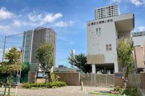 港区立港南小学校まで376m ・よく考えて学習する子 ・すなおで心豊かな子　・進んではたらき協力する子　・健康でがんばりぬく子