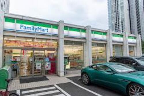 ファミリーマート港南四丁目店まで338m ・地域に寄り添う　・お客さま一人ひとりに　・家族のように