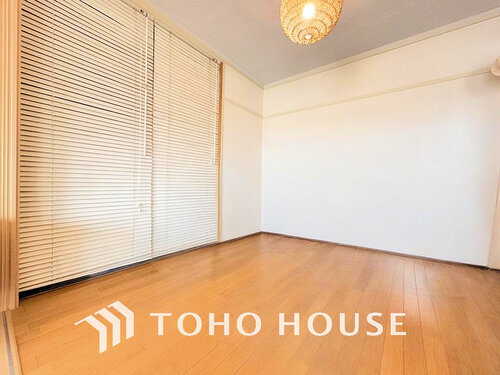 (現地には家具があります)