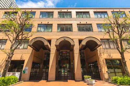 港区立港南中学校まで2400m ・すすんで、豊かな心と健やかな身体を育む生徒　・すすんで、自他の敬愛と協力を重んずる生徒　・すすんで、学ぶ意欲と深く考える力を伸ばす生徒