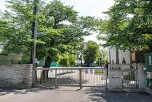 世田谷区立砧中学校まで1700m ・集団生活における責任感と自主性を養う　・健康な心身の育成と勤労の喜びを培う　・基礎学力の充実を図り深く考える姿勢を育てる