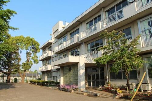 千葉市立葛城中学校まで1400m 人間尊重の基本理念に立ち、人間性豊かな、創造的実践力のある、民主的市民を育成する。