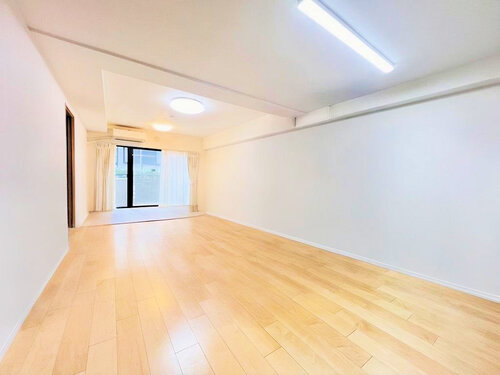 (現地には家具があります)