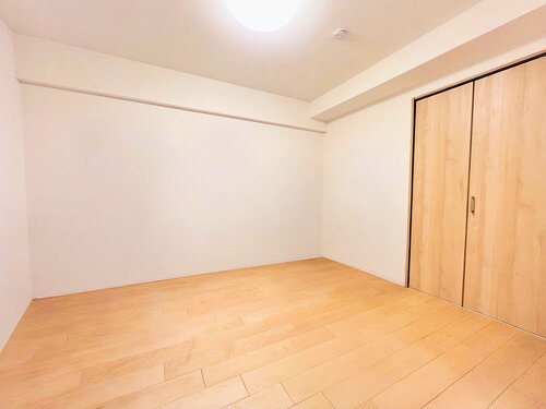 (現地には家具があります)