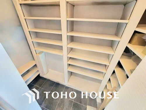 (現地には家具があります)