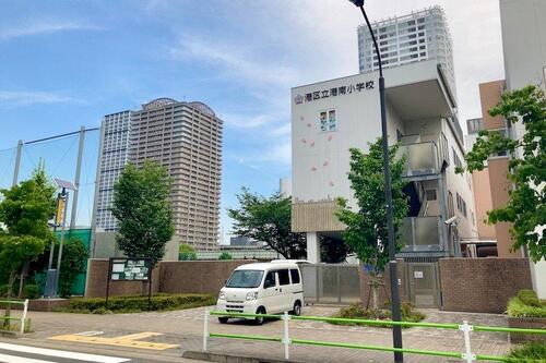 港区立港南小学校まで526m