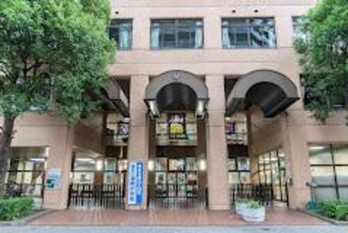 港区立港南中学校まで832m