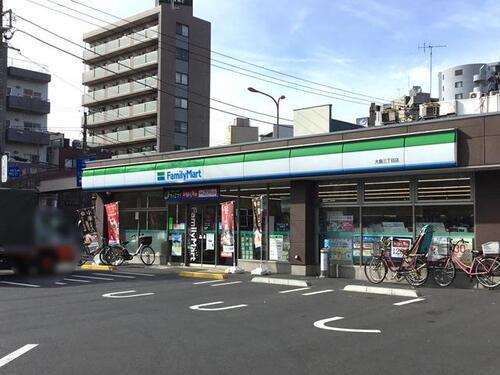 ファミリーマート大島三丁目店まで151m ・地域に寄り添う　・お客さま一人ひとりに　・家族のように