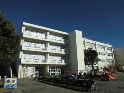 横浜市立折本小学校まで1500m 「誰もが安心して豊かに生活できる学校」を基盤とし、「夢をもち、自分たちの力で未来を創り出す子ども」