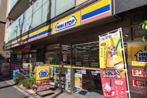 ミニストップ新宿大京町店まで213m 私たちは、「おいしさ」と「便利さ」で、笑顔あふれる社会を実現します。