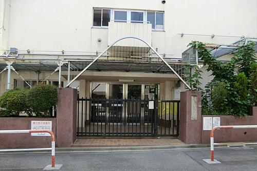 新宿区立新宿西戸山中学校まで1400m ・「鍛練」教養と品格を磨き、心身ともに自らを鍛える生徒　・「参画」豊かな人間性や社会性を身に付け、自ら社会に参画する生徒　・「飛躍」夢や希望の実現を目指し、自ら