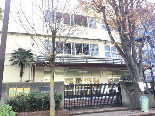 新宿区立牛込第三中学校まで325m 自ら学ぼうとする自学自習の精神と向上心をもち、他者と協働して互いに高め会おうとする生徒