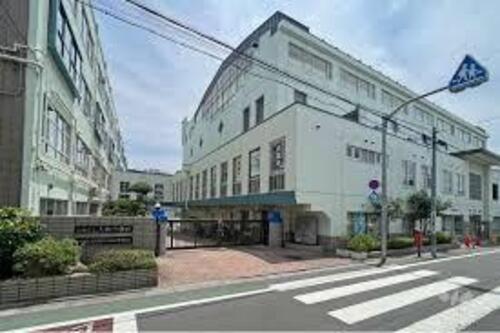 目黒区立大鳥中学校まで388m 人間尊重の精神を基盤とし、国際社会で大きく羽ばたく生徒を育成する。