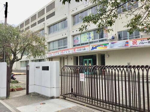 川崎市立南加瀬中学校まで505m ・一人一人が意欲を持って学習をしよう　・思いやりと、責任ある行動をとろう　・心身を鍛え、健康な生活をしよう　・美しいもの、正しいものに感動する心をもとう