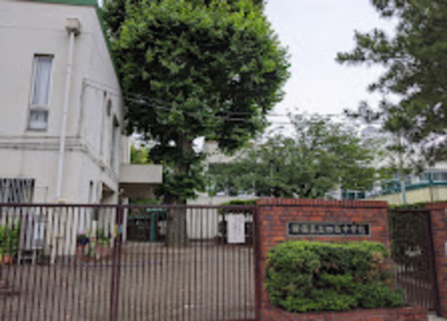 新宿区立四谷中学校まで1100m ・勉学に励み新しい文化を創造する人　・気品ある人間性をそなえ すすんで社会に貢献する人　・心身ともに健やかでたくましく生きる力をもつ生徒