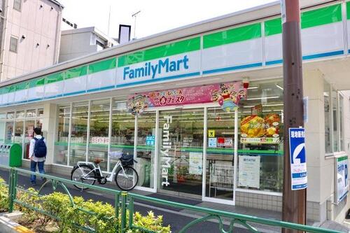 ファミリーマート高田三丁目店まで94m ・地域に寄り添う　・お客さま一人ひとりに　・家族のように