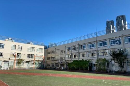 新宿区立西新宿小学校まで690m ・進んで考える子　・思いやりのある子　・心と体をきたえる子