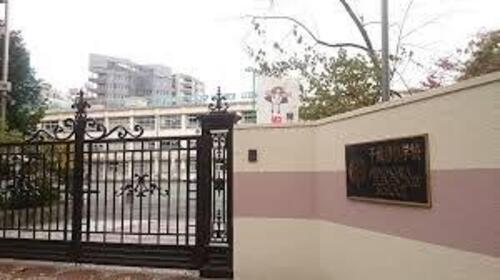 渋谷区立千駄谷小学校まで559m ・自分もまわりも大切にする子供　・めあてをもって学び続ける子供　・心身ともにたくましい子供