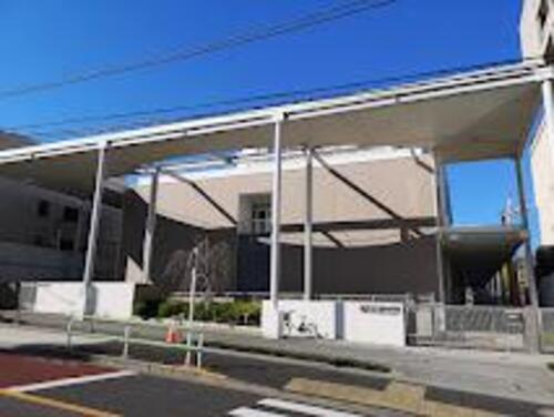 港区立三田中学校まで1100m ・自他を尊重し、共感し合う生徒【共感】　・自ら学び、考え、行動する生徒【自立】　・健康・明朗で礼儀正しい生徒　【礼儀】