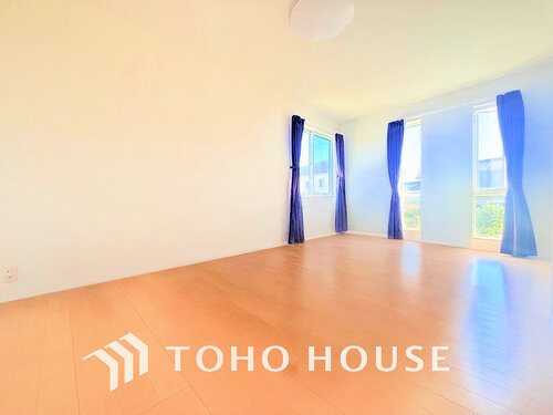 (現地には家具があります)