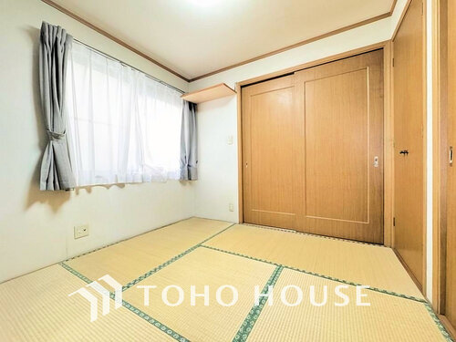 (現地には家具があります)