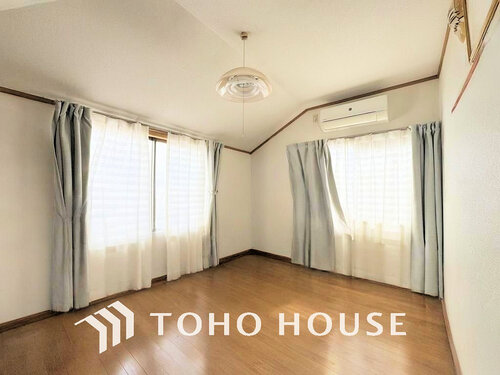 (現地には家具があります)