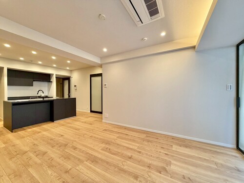 【リビング】
通風・採光に優れ、心地よい光と風が溢れています。