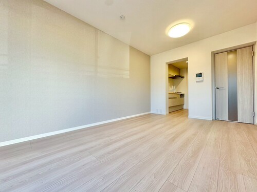 【リビング】
通風・採光に優れ、心地よい光と風が溢れています。