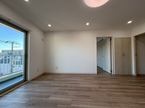 【リビング】
通風・採光に優れ、心地よい光と風が溢れています。