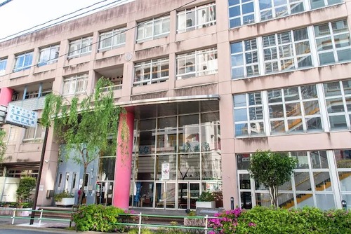 新宿区立花園小学校