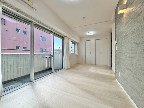 【リビング】
通風・採光に優れ、心地よい光と風が溢れています。