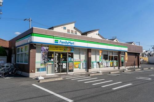 ファミリーマート六木二丁目店