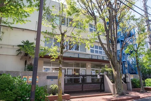 新宿区立牛込第三中学校