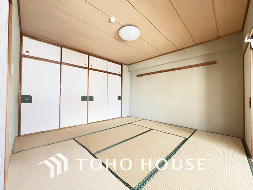 （現地には家具があります）