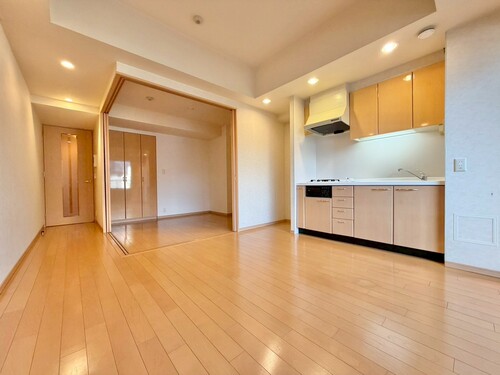 【リビング】
通風・採光に優れ、心地よい光と風が溢れています。