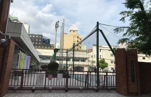 ・お互いを思いやり、認め合い、社会に貢献しながら共生できる生徒　・自分らしさを豊かに発揮し、心身の健康を考え安全・安心な生活を送ることのできる生徒