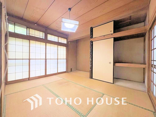 (現地には家具があります)