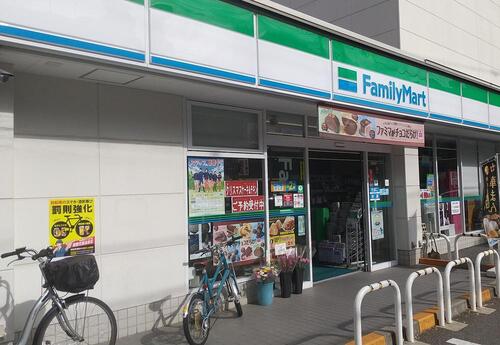 ファミリーマート世田谷二丁目店まで約180m