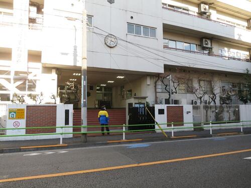 港区立白金小学校まで約361m