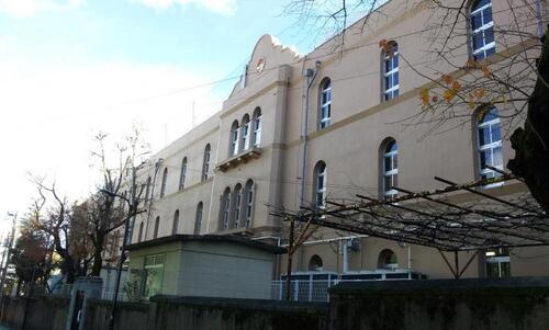 新宿区立早稲田小学校まで約466m