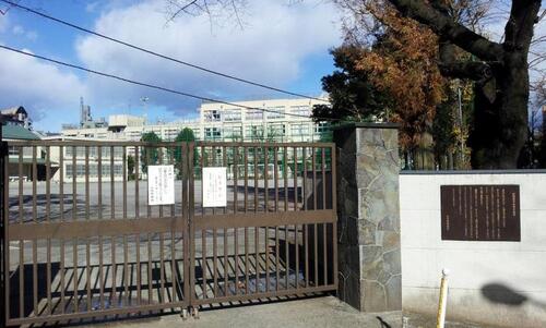 新宿区立牛込第二中学校まで約494m