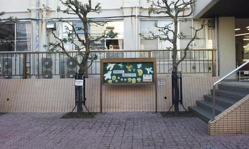新宿区立愛日小学校まで約514m