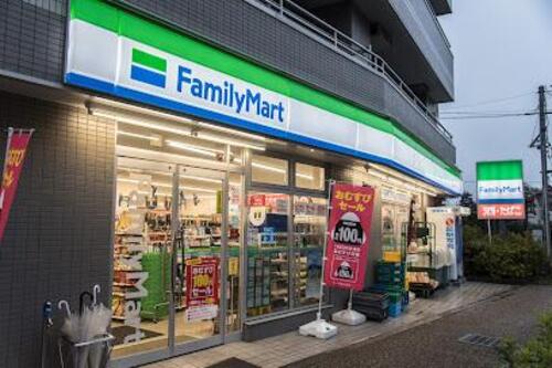 ファミリーマート弦巻一丁目店まで約371m