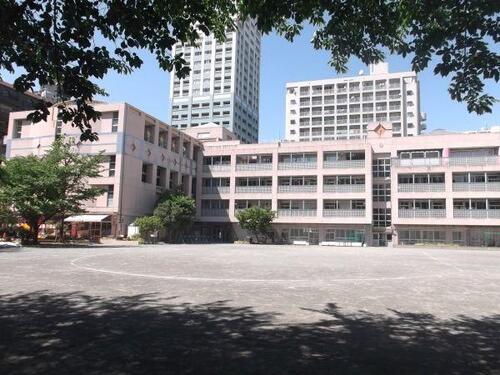 新宿区立花園小学校まで約275m